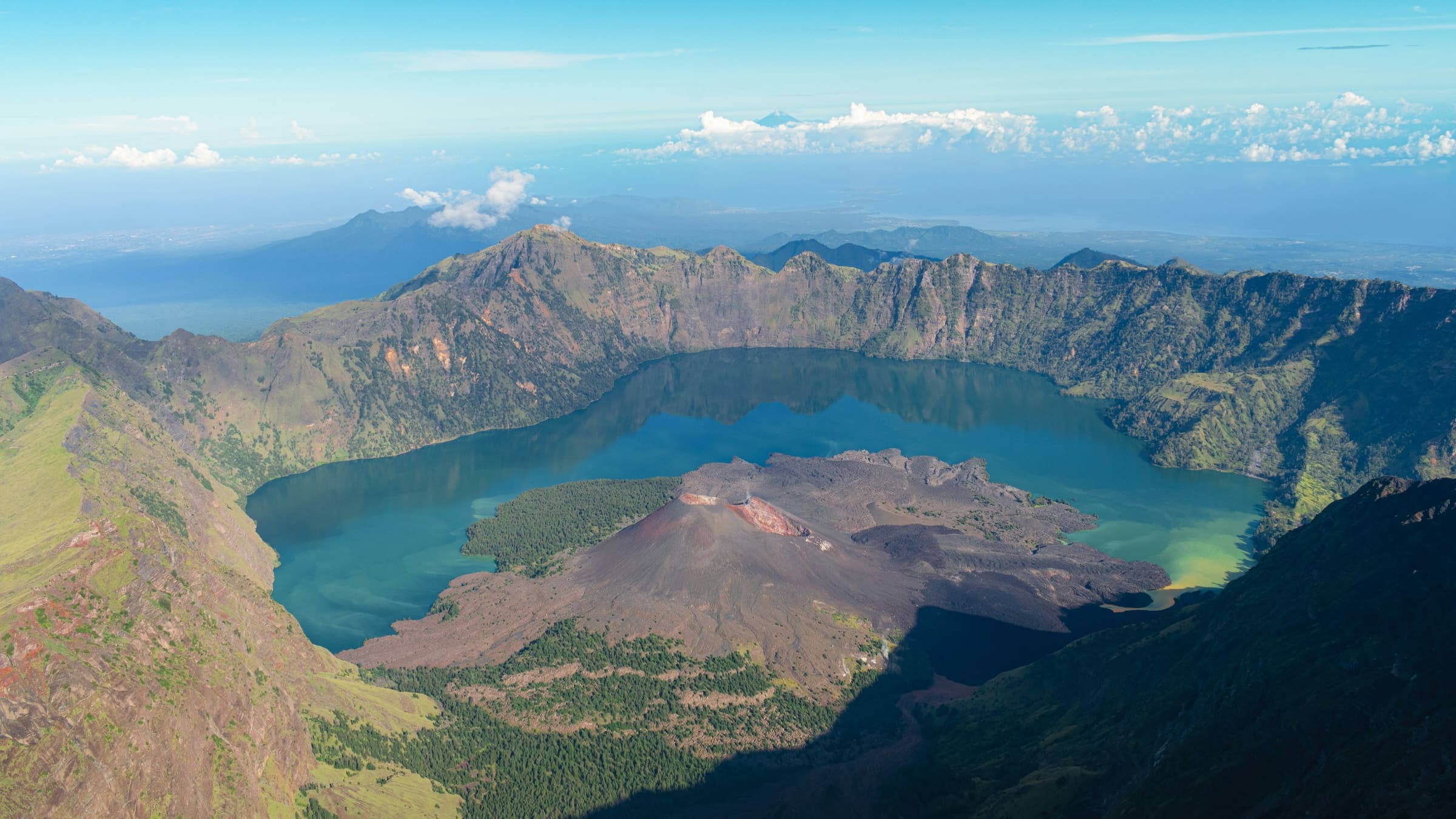 Vulkankrater des Mount Rinjani mit türkisblauem Segara Anak See auf Lombok bei einer Indonesien Reise