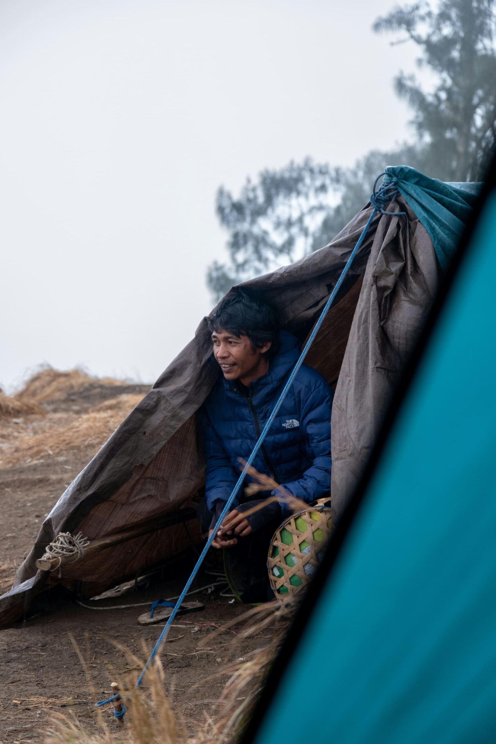 Lokaler Porter im Zelt am Mount Rinjani während einer Trekkingtour auf Lombok Reise