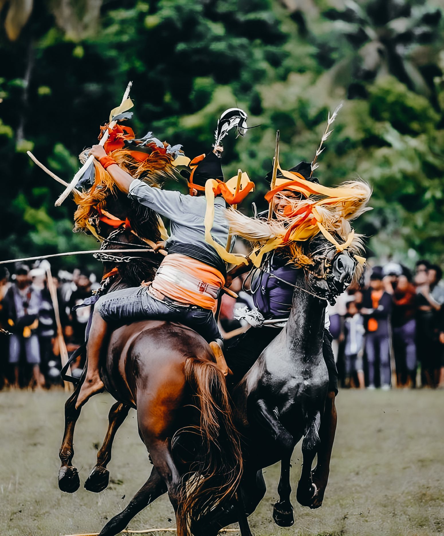 Nahaufnahme von Pasola Festival Reiter auf Sumba die aufeinander zureiten