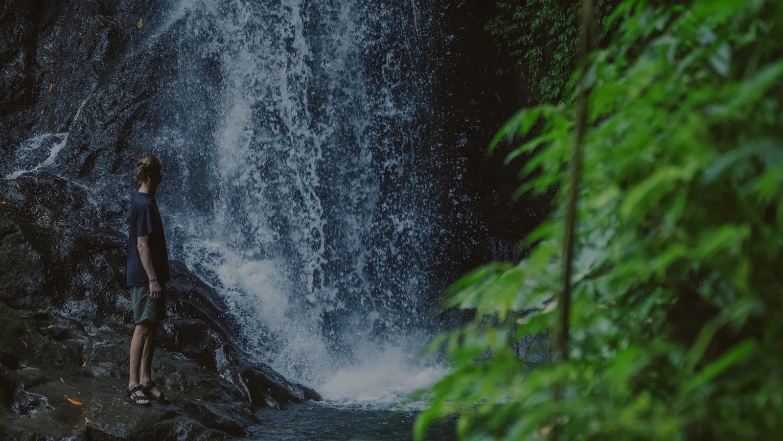 Wasserfall auf Bali umgeben von üppigem Dschungel während der Regenzeit mit sattem Grün