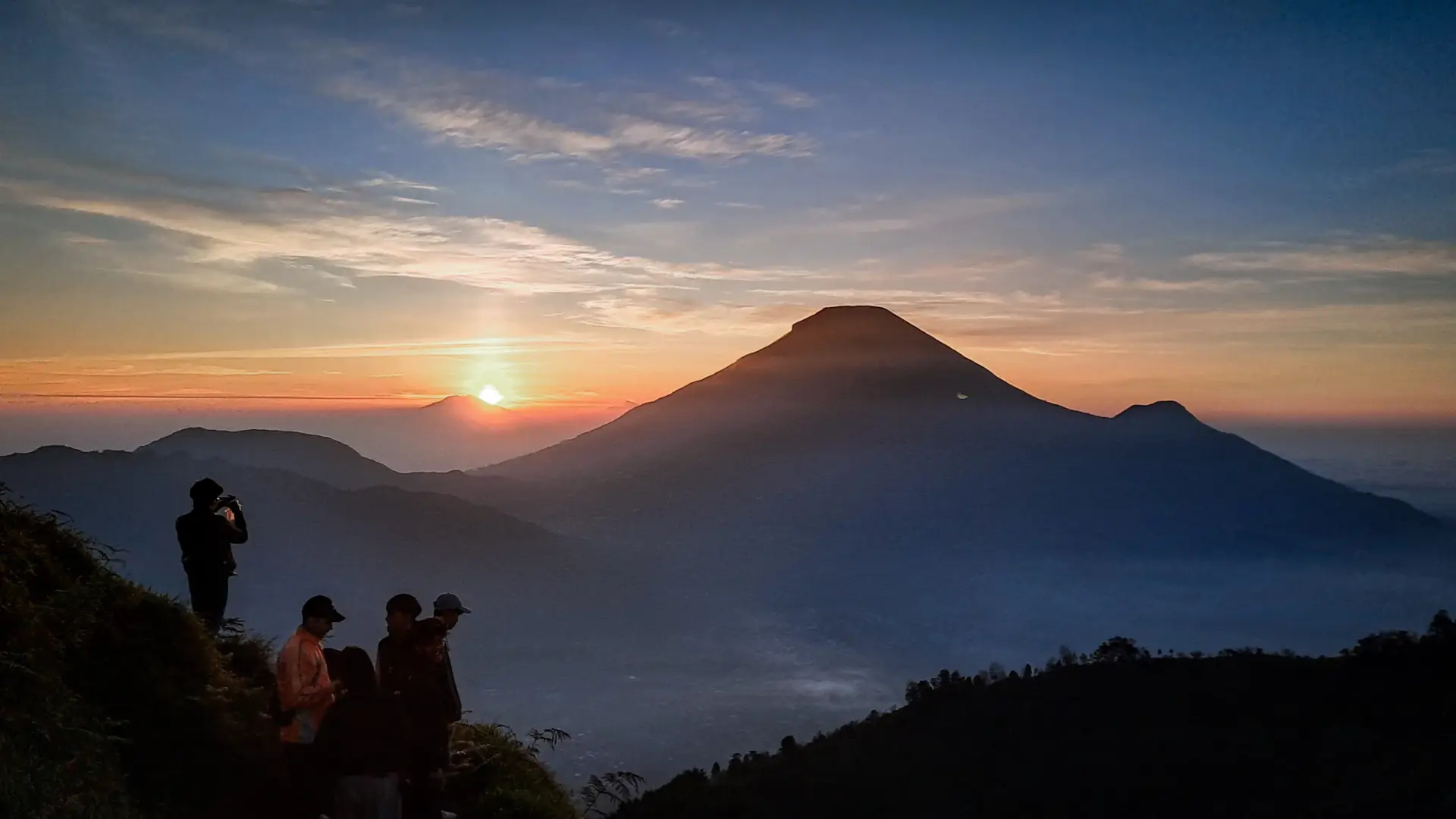Panorama des rauchenden Bromo-Vulkans bei Sonnenaufgang mit Semeru im Hintergrund, Sandmeer Java Indonesien