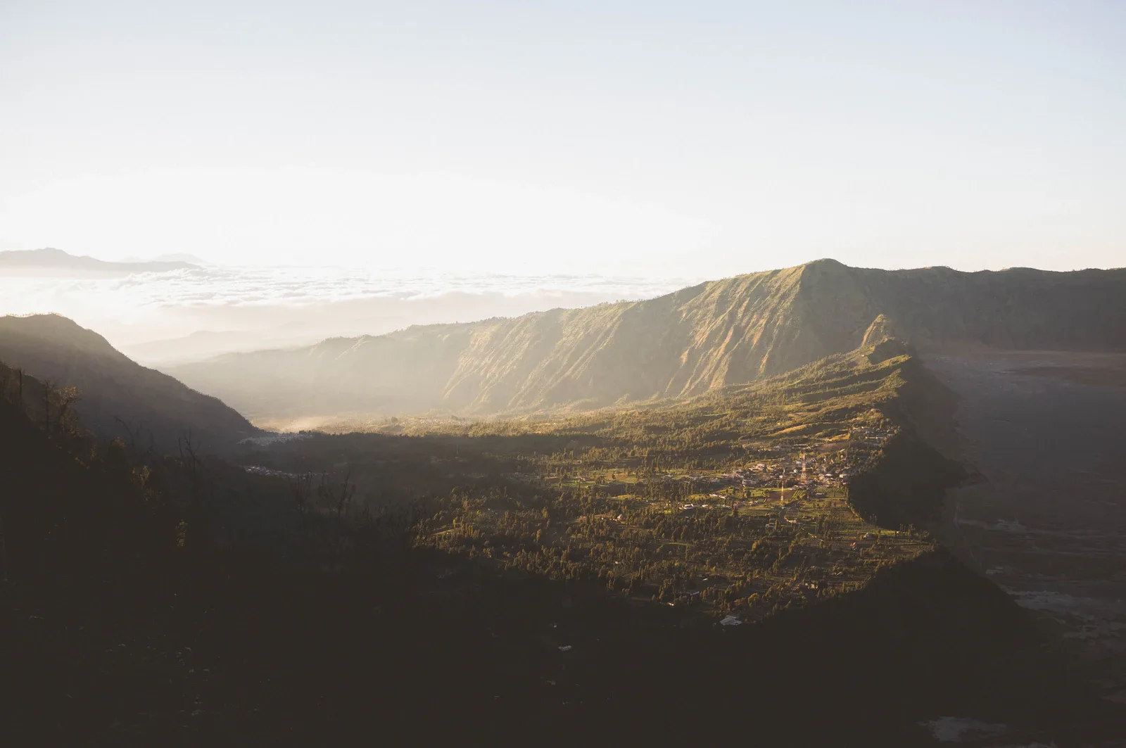 Traditionelles Dorf der Tengger-Gemeinschaft am Rand der Bromo-Caldera, Java, Indonesien, mit Vulkanlandschaft im Hintergrund