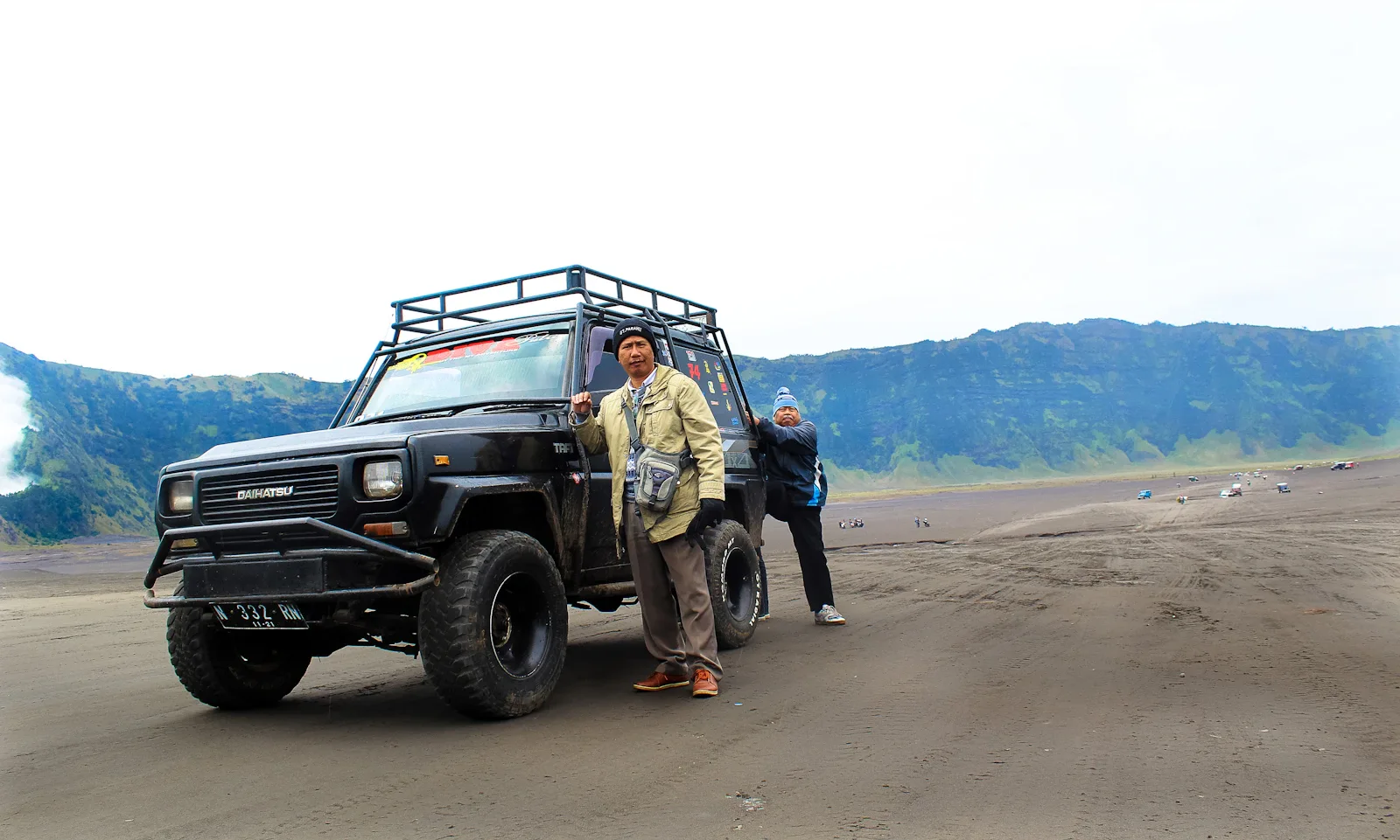 Geländewagen auf dem Weg zum Sonnenaufgangspunkt am Mount Bromo, Java, Indonesien, in der Morgendämmerung