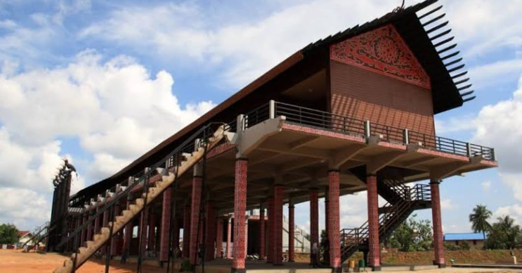 Traditionelles Dayak Langhaus aus Holz in Kalimantan
