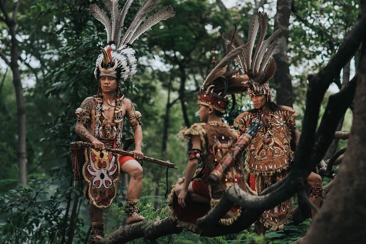 Traditionelle Dayak Krieger in Kalimantan Indonesien