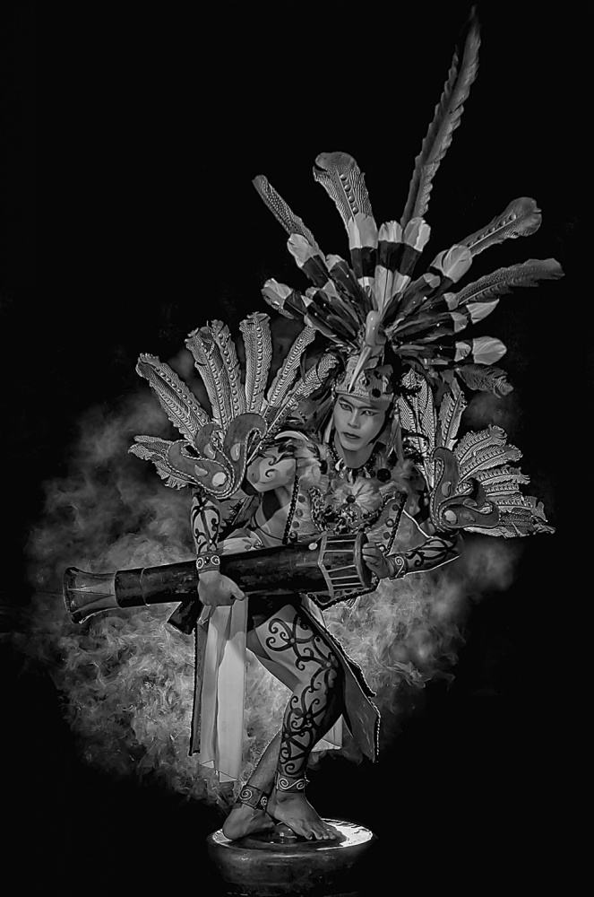 Traditioneller Dayak Kulturtänzer in Kalimantan Indonesien