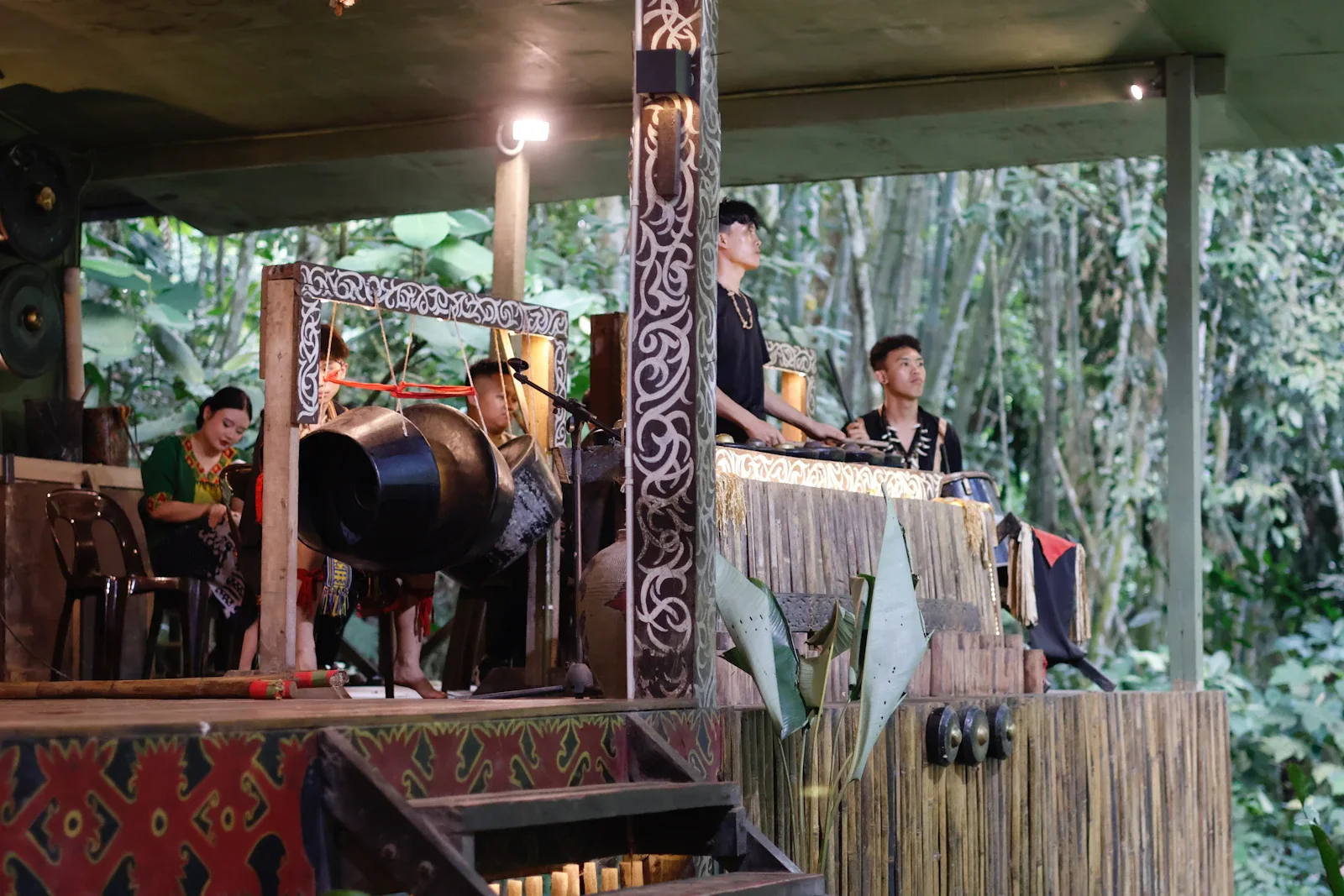 Innenansicht eines traditionellen Dayak-Langhauses mit Feuerstelle, Borneo, Indonesien Kulturreise