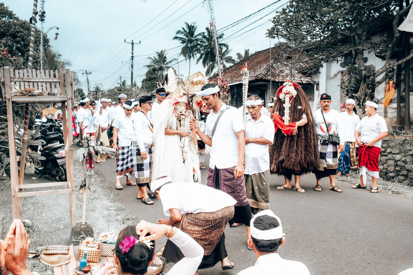 Traditionelles Dorf auf Flores mit animistischen Ritualen, kulturelle Vielfalt auf individueller Indonesien Reise