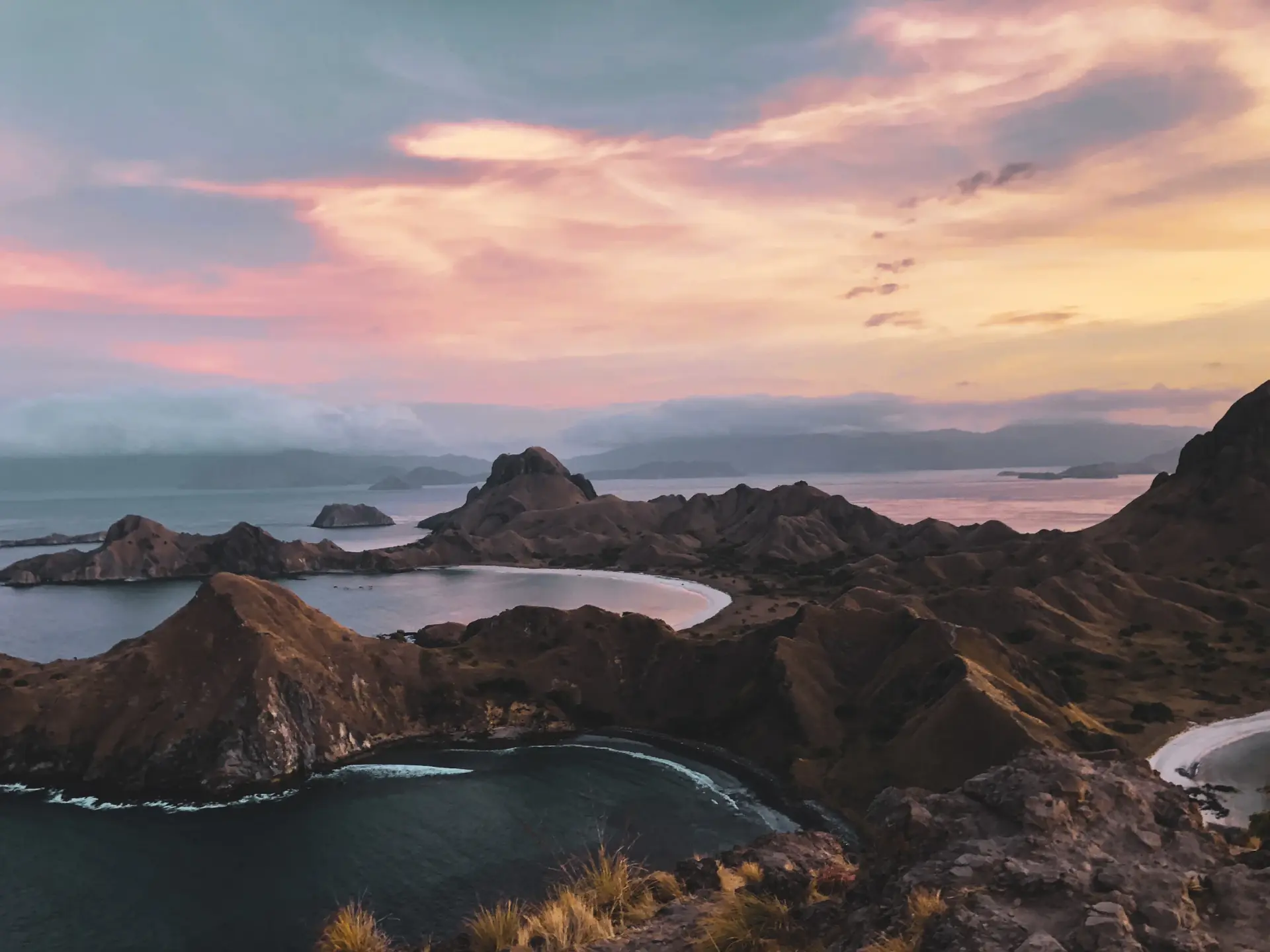 Weites Panorama über die vulkanische Berglandschaft von Flores, Indonesien, bei einer individuellen Rundreise durch Nusa Tenggara