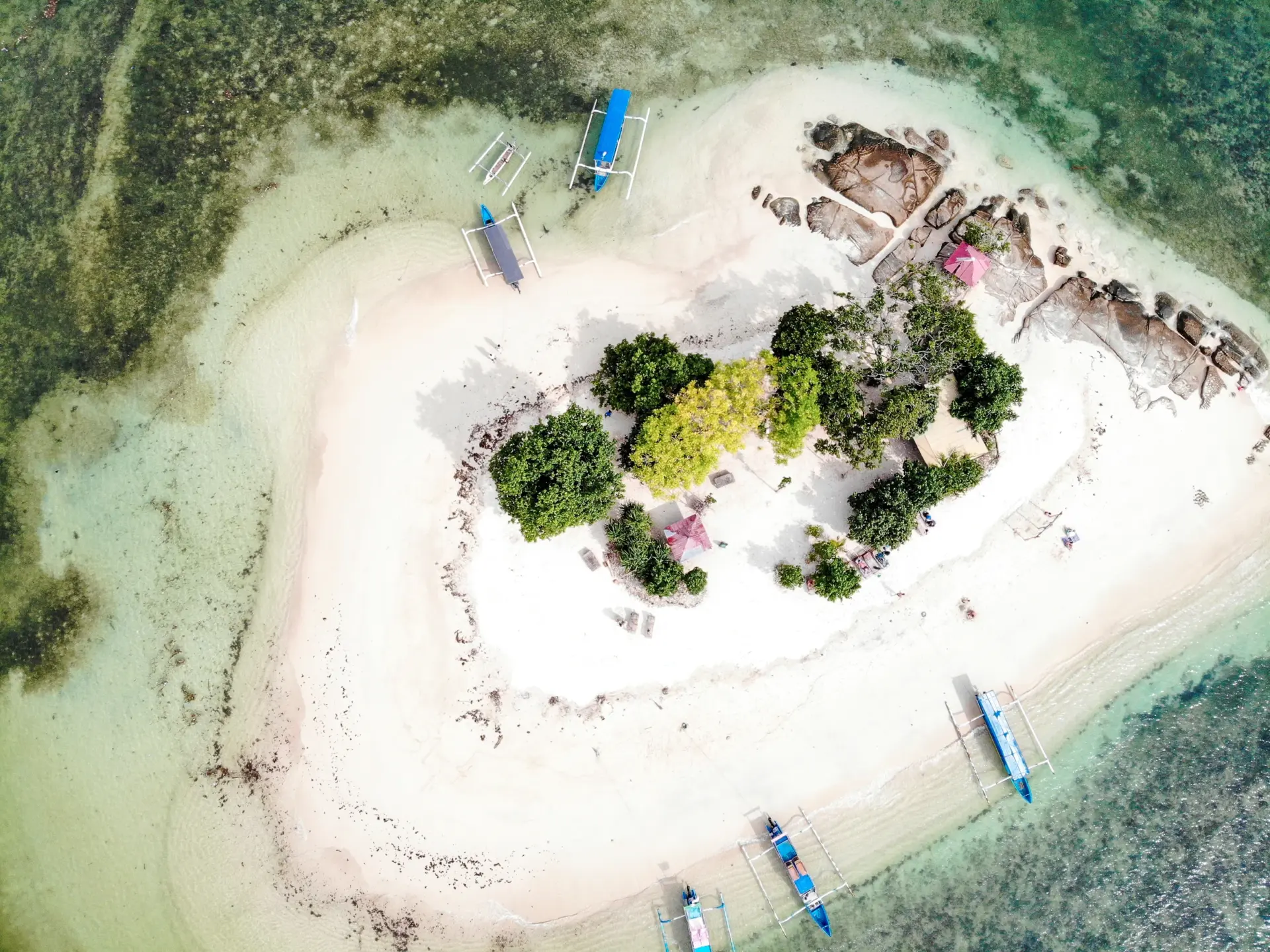 Luftaufnahme der Gili Inseln mit türkisfarbenem Wasser vor der Küste Lomboks, Indonesien