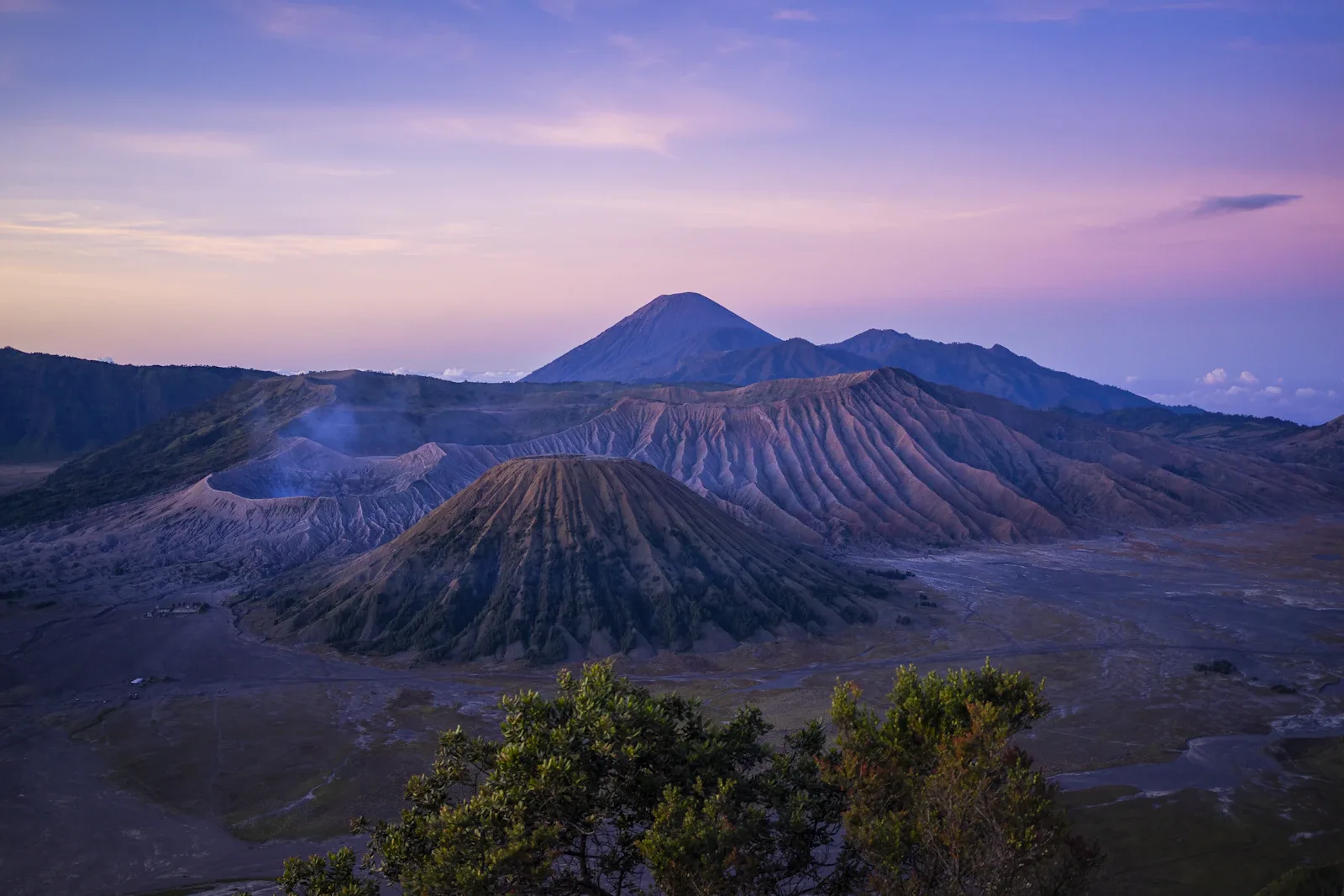 Sonnenaufgang über dem Ijen-Krater mit türkisblauem Kratersee, Ostjava, Indonesien Vulkanlandschaft bei Tagesanbruch