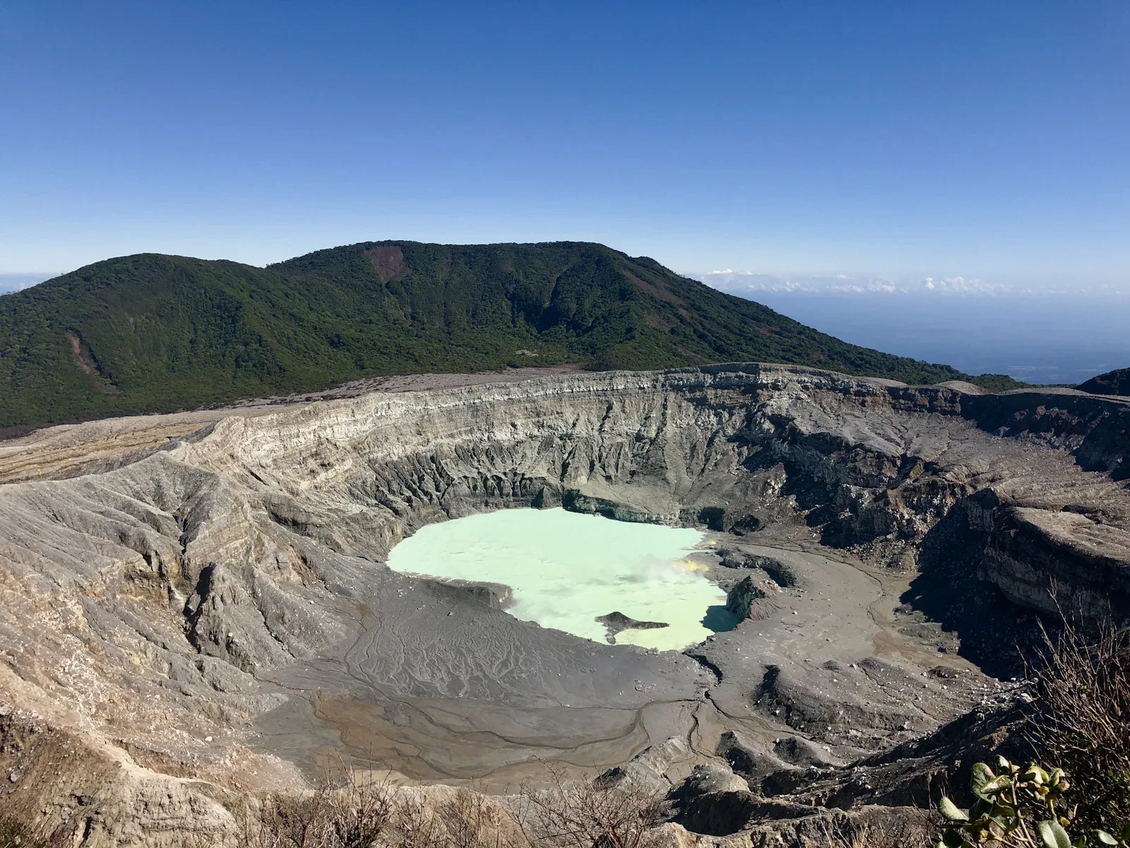 Türkisblauer säurehaltiger Kratersee im Ijen-Vulkan bei Tageslicht, Ostjava, Indonesien Naturlandschaft nach Sonnenaufgang