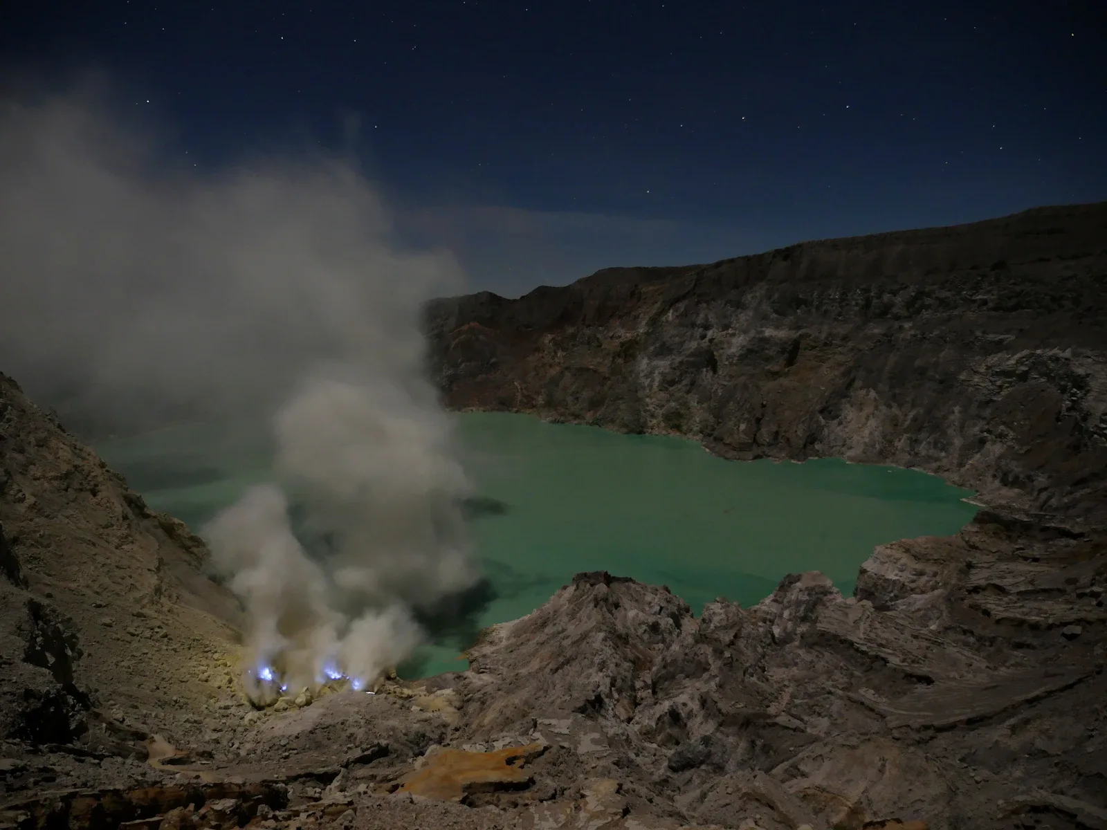 Nächtlicher Wanderweg zum Ijen-Krater mit Stirnlampen, Ostjava, Indonesien Vulkanwanderung in der Dunkelheit