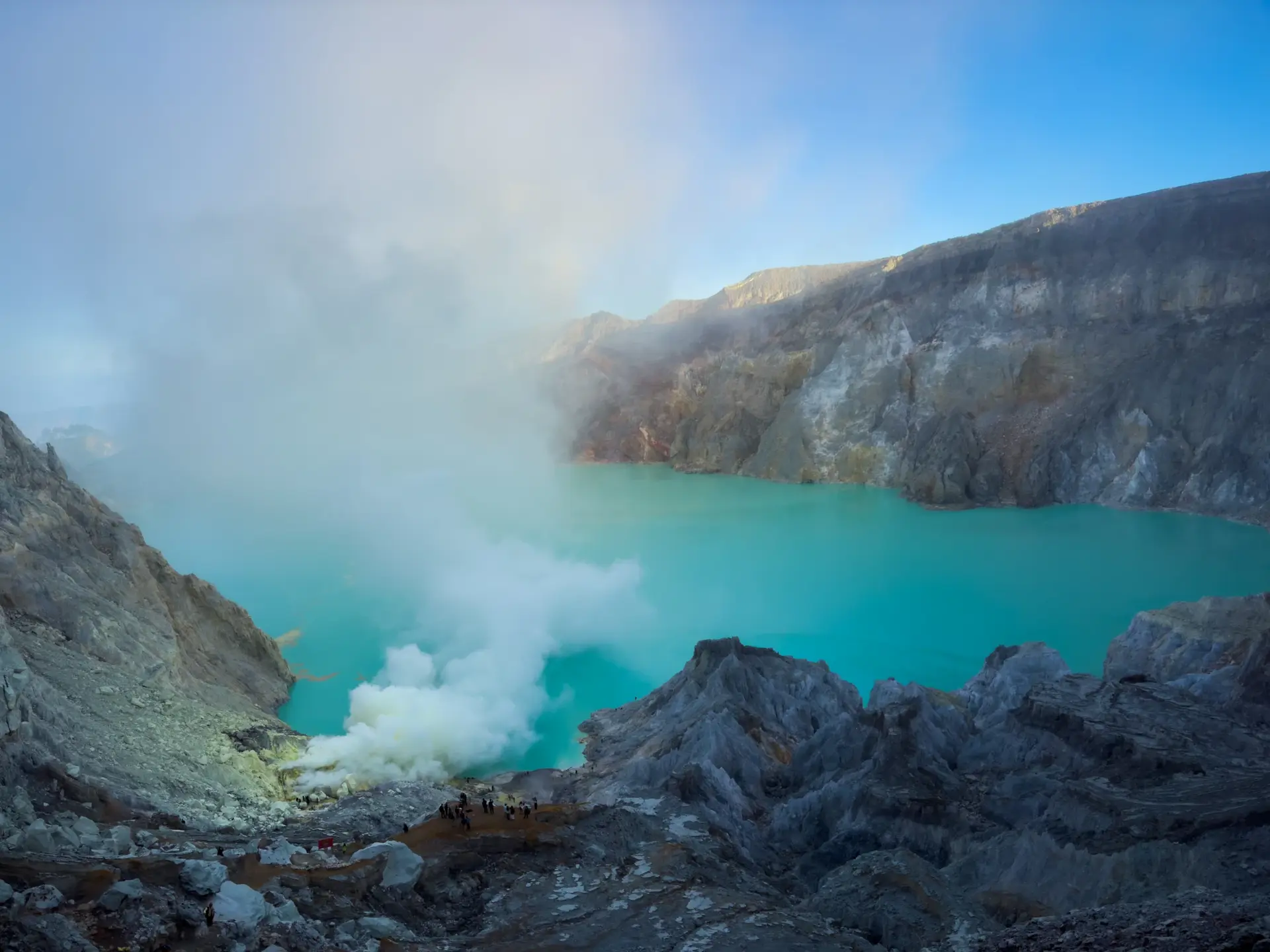 Ijen-Krater mit blauem Feuer und Schwefelablagerungen bei Nacht, Ostjava, Indonesien Vulkanlandschaft mit seltenen Flammen