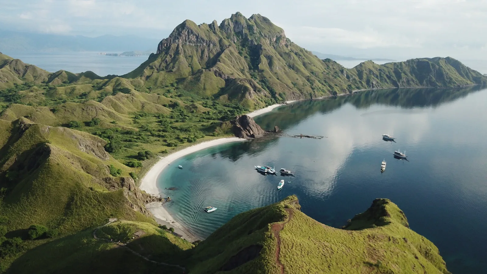 Traditionelles Phinisi-Segelboot bei Sonnenuntergang im Komodo-Nationalpark, Indonesien Bootsreise