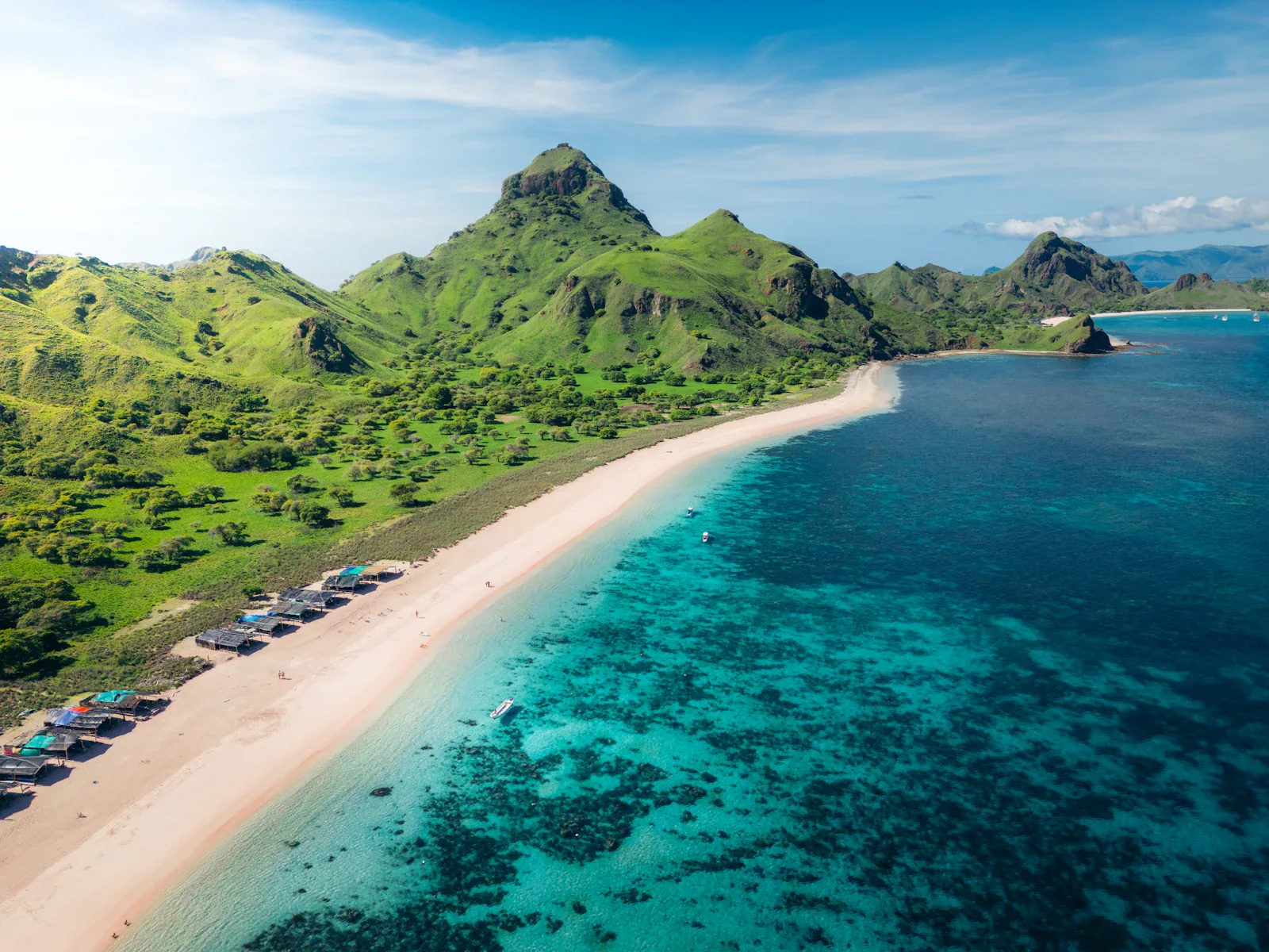 Rosa Sandstrand Pink Beach von oben, türkisfarbenes Wasser, Komodo-Nationalpark Bootsausflug Indonesien