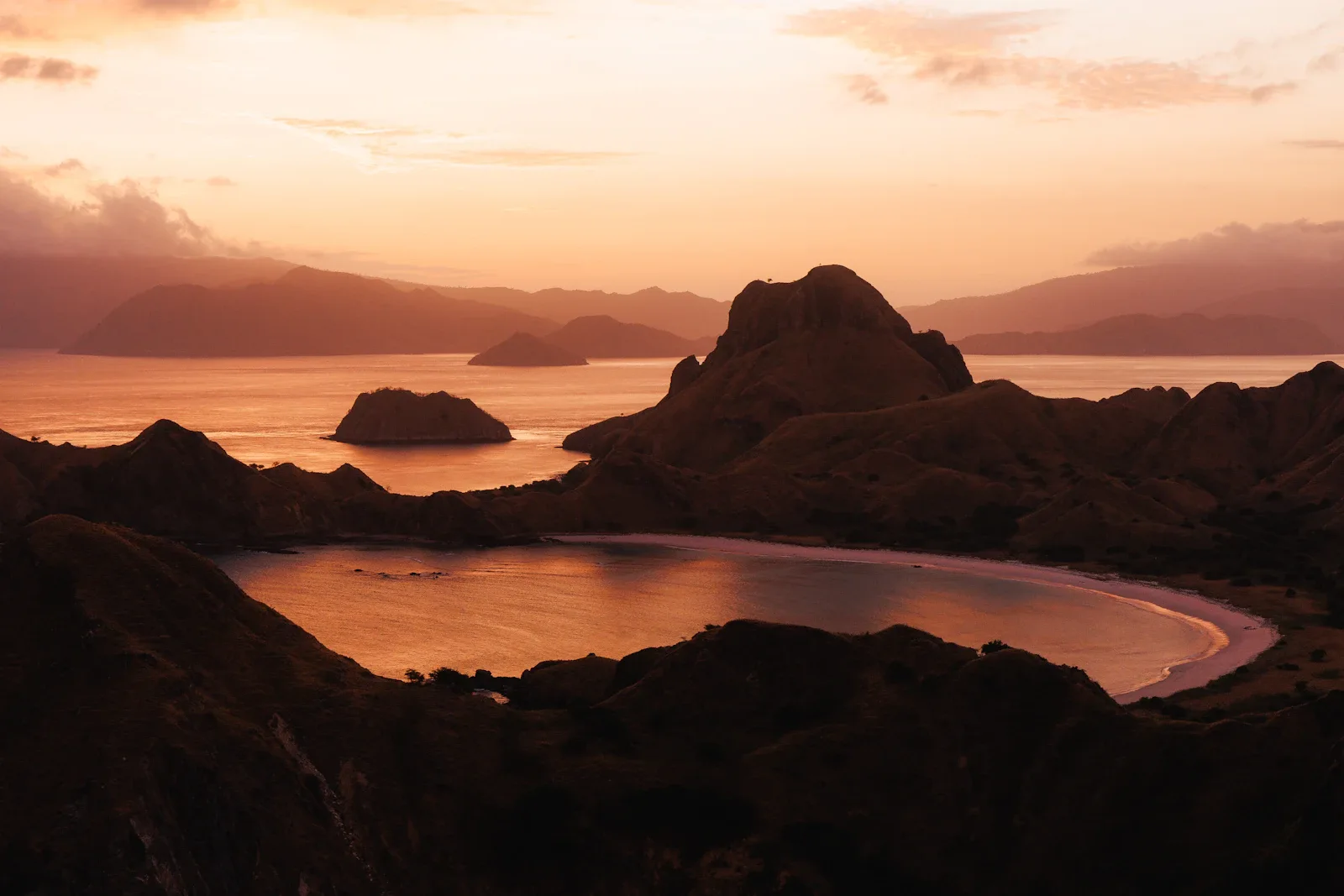 Berühmter Aussichtspunkt auf Padar Island bei Sonnenaufgang, drei Buchten, Komodo-Nationalpark Wanderung Indonesien