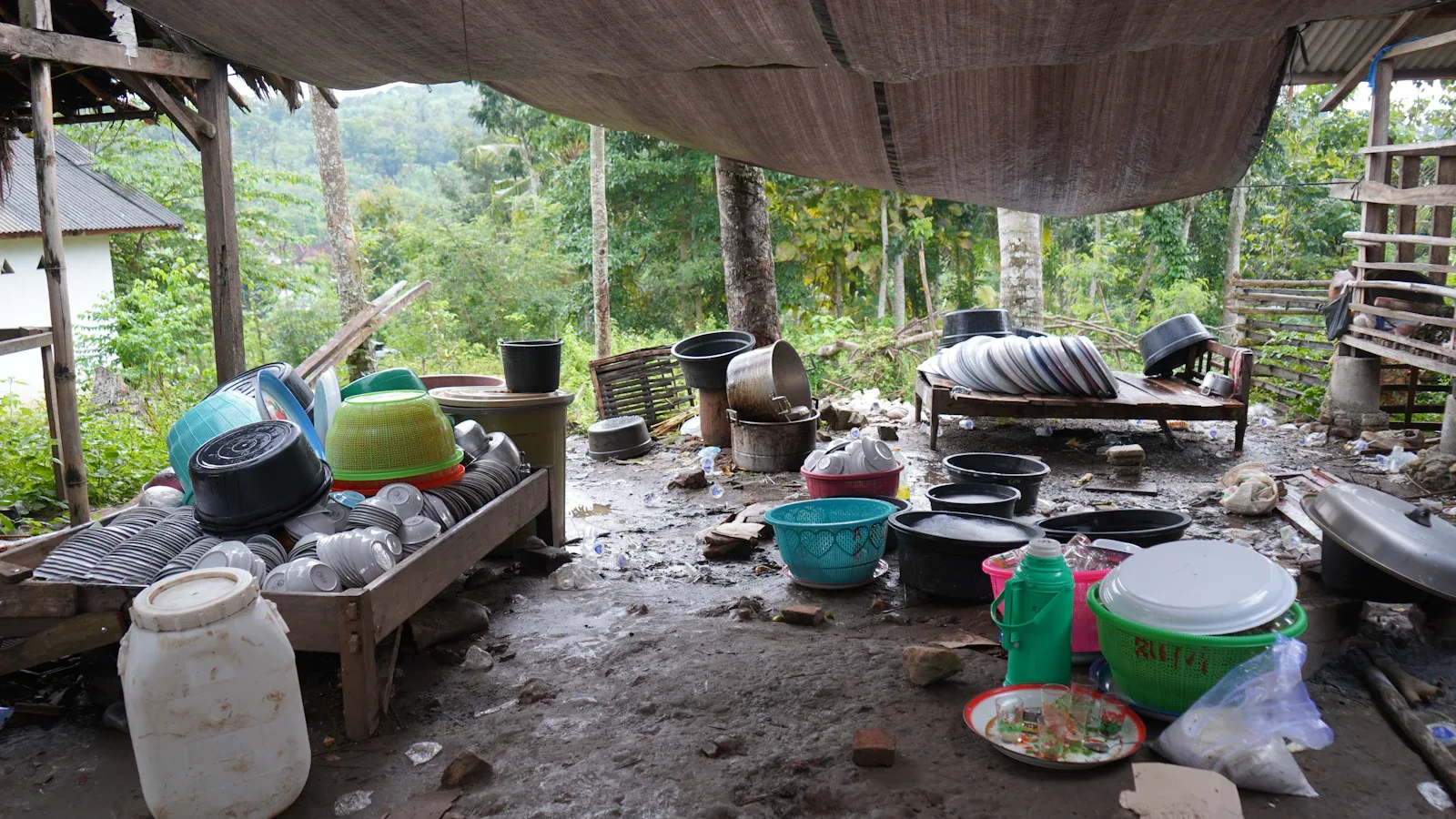 Traditionelles Sasak-Wohnhaus mit Bambusgeflecht und Reetdach im Dorf Sade, Lombok, Indonesien