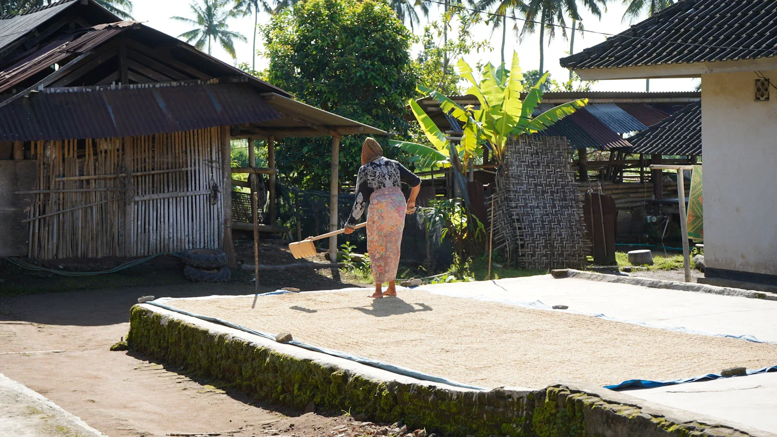 Sasak-Frau beim traditionellen Ikat-Weben mit Handwebstuhl in Pringgasela, Lombok, Indonesien