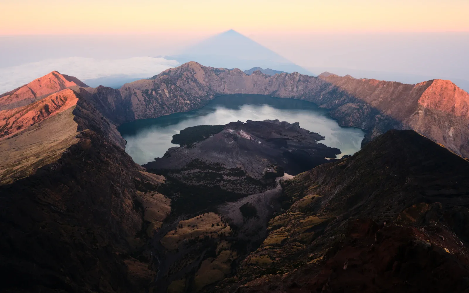 Kratersee des Vulkans Rinjani mit Pilgern bei spiritueller Zeremonie, heiliger Ort der Sasak, Lombok