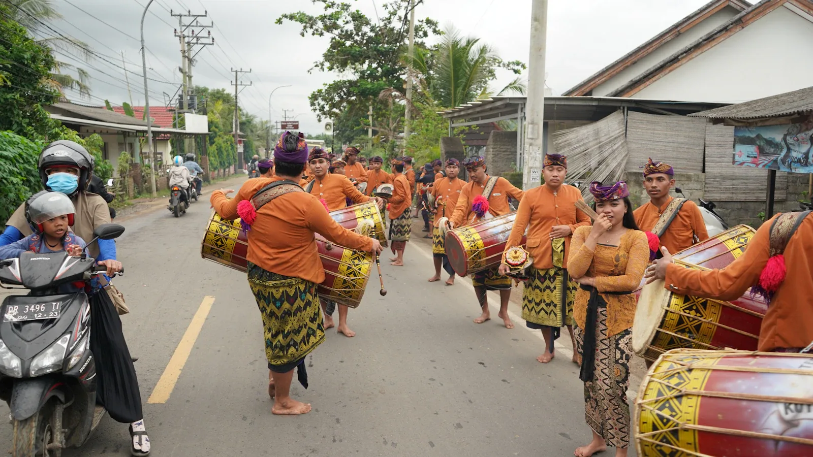 Sasak-Dorfältester vor traditionellem Versammlungspavillon in Zentrallombok, Indonesien Kulturbegegnung