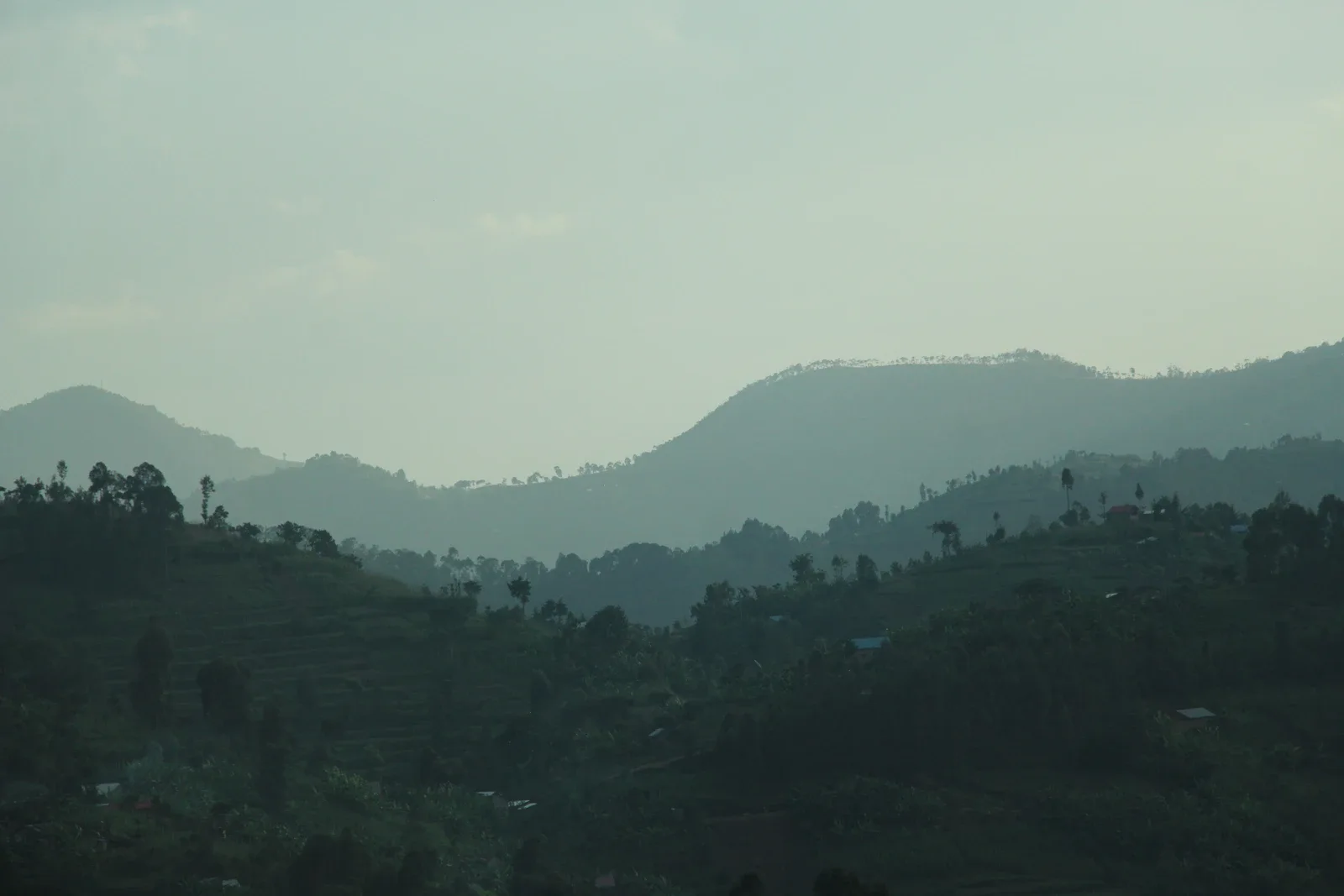 Abgelegene Hügellandschaft mit traditionellen Dörfern und grünen Reisfeldern auf Sumba, Indonesien