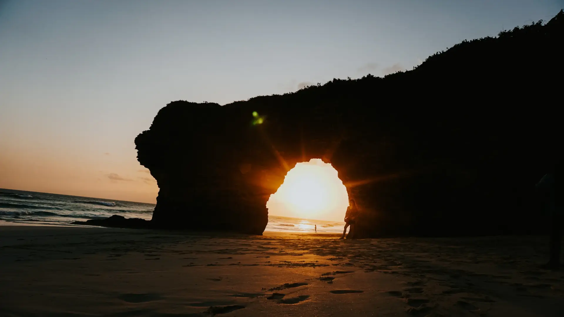 Dramatische Küstenlinie mit Klippen und türkisfarbenem Ozean auf Sumba, Indonesien bei Sonnenlicht